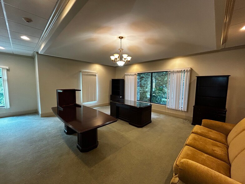 More Photos Of 630 Kennesaw Due West Rd, Kennesaw Office For Sale