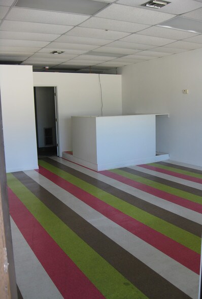 More Photos Of 2327-2331 NE Dixie Hwy, Jensen Beach General Retail For Lease