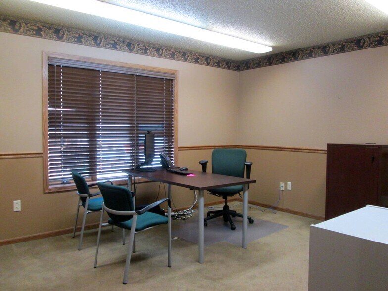 More Photos Of 101 7th St S, Saint James Freestanding For Lease