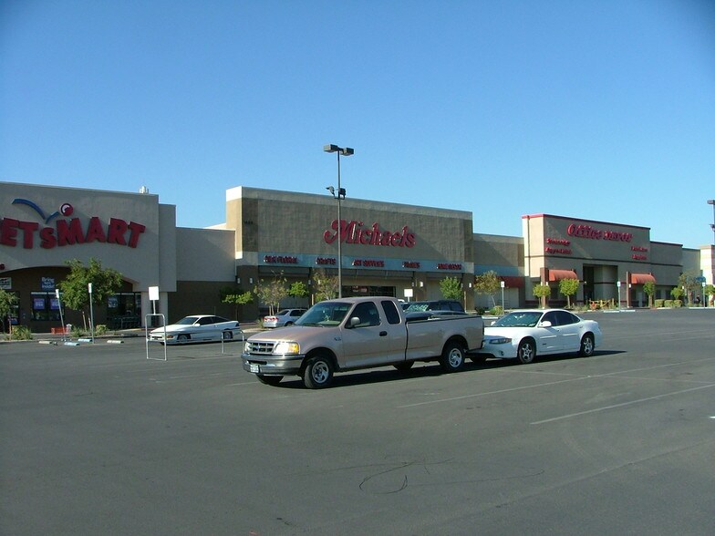More Photos Of 1435 W Craig Rd, North Las Vegas General Retail For Lease