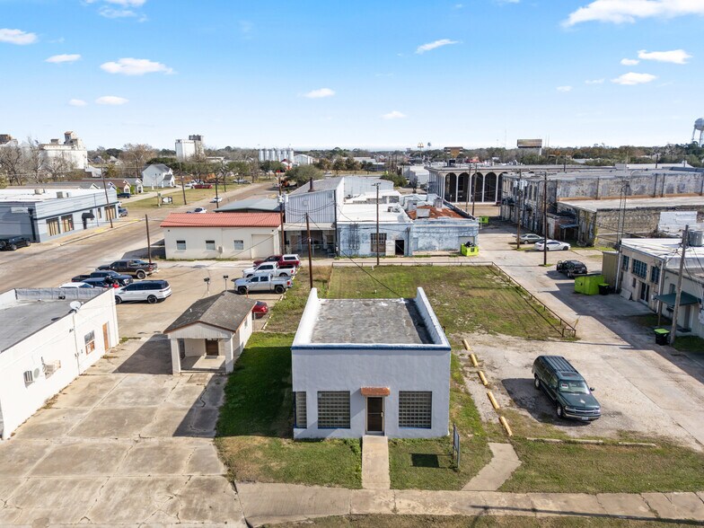 More Photos Of 2015 Avenue F, Bay City Office For Lease