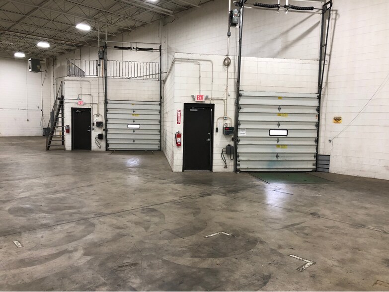 More Photos Of 2101-2115 Tempel Dr, Libertyville Warehouse For Sale