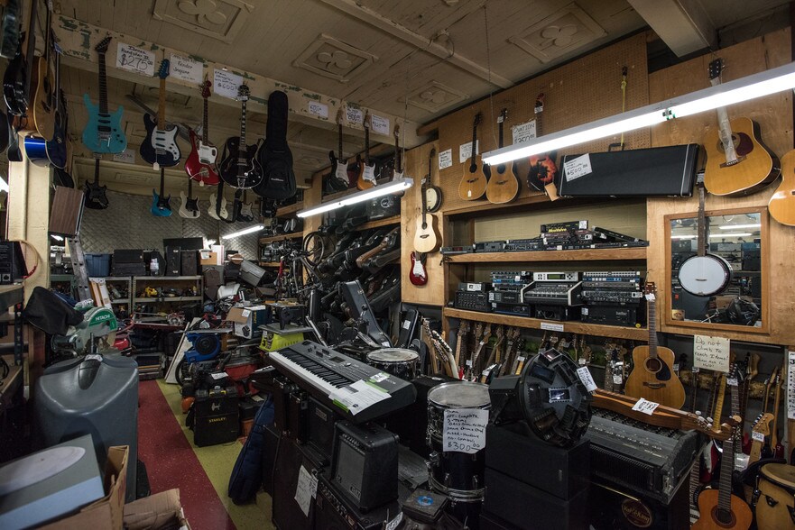 More Photos Of 13014 Pacific Ave S, Tacoma General Retail For Lease