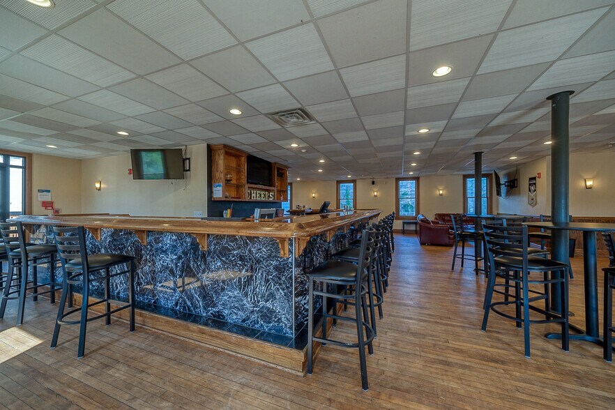 More Photos Of 1 Main St, Lyndora Restaurant For Lease