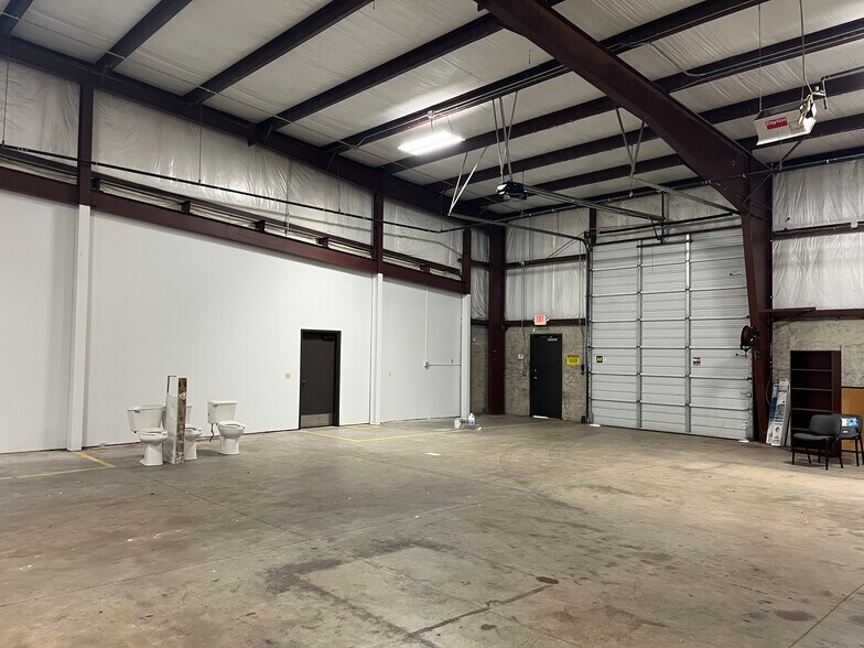 More Photos Of 3120 Melcat Dr, Oklahoma City Warehouse For Lease