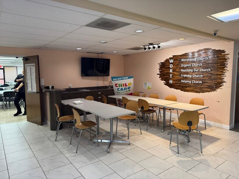 More Photos Of 3114 Old Denton Rd, Carrollton Specialty For Sale