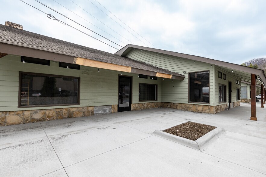 More Photos Of 110 High Country Sq, Banner Elk General Retail For Lease