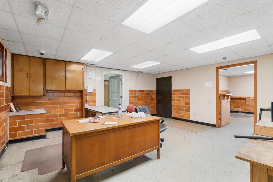 More Photos Of 713 E Austin Blvd, Nevada Warehouse For Lease