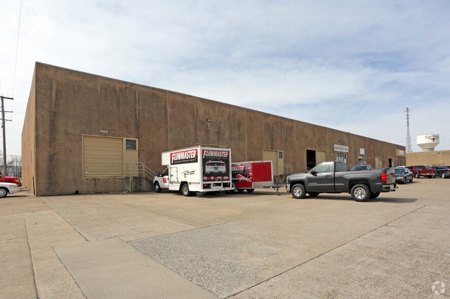 More Photos Of 2702-2720 SE Loop 820, Fort Worth Unknown For Lease