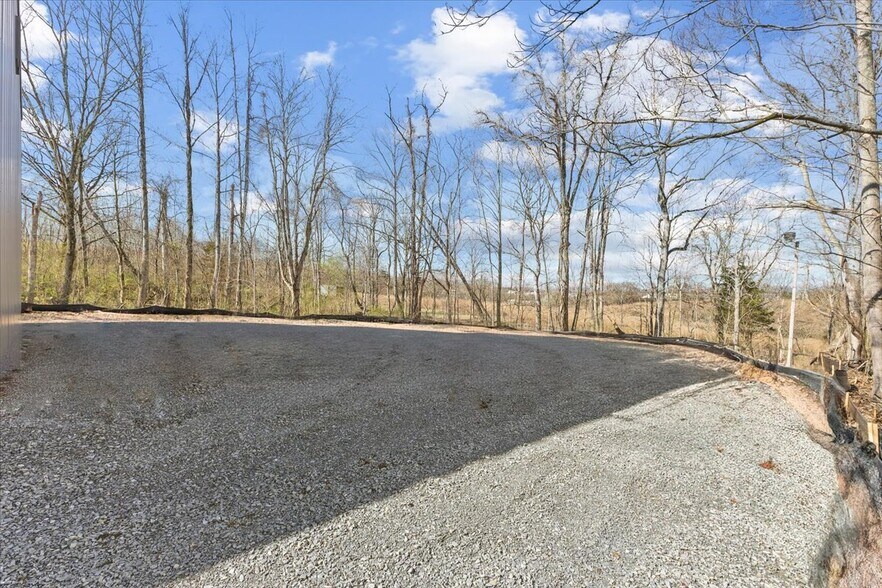 More Photos Of 309 E Springbrook Dr, Johnson City Flex For Lease