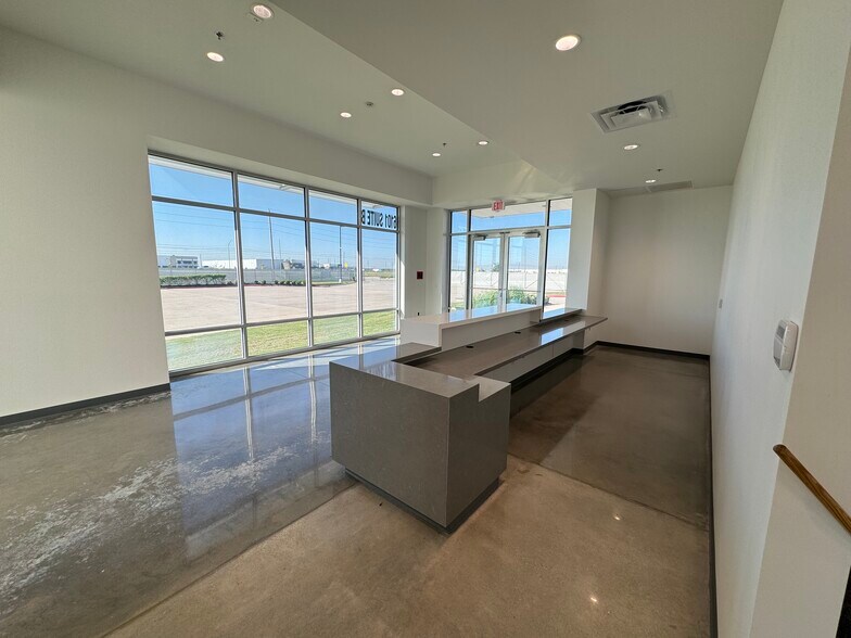 More Photos Of 6101 Grand Pky S, Baytown Distribution For Lease