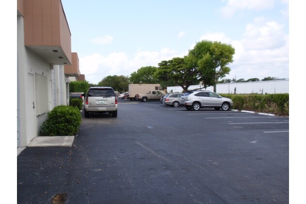 More Photos Of 4331 N Dixie Hwy, Boca Raton Light Distribution For Lease