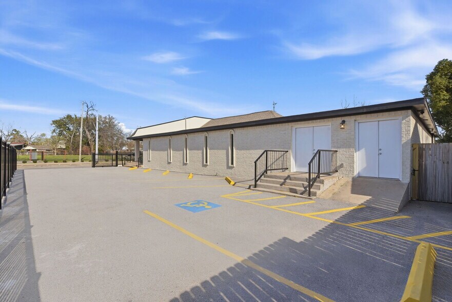 More Photos Of 3911 Fulton St, Houston Religious Facility For Lease