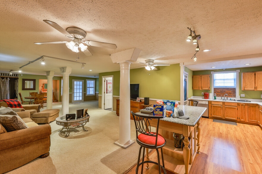 More Photos Of 126 N Wilson St, Dresden General Retail For Sale