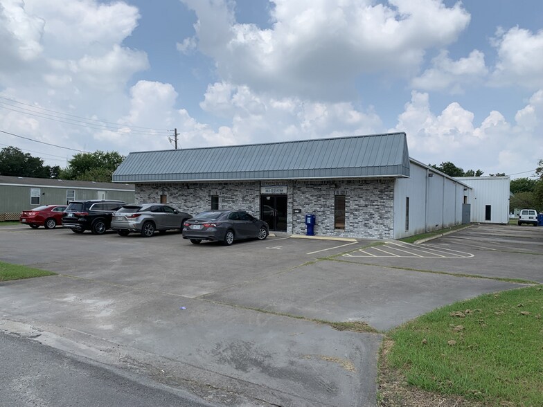 More Photos Of 107 E Austin St, Port Lavaca Distribution For Sale