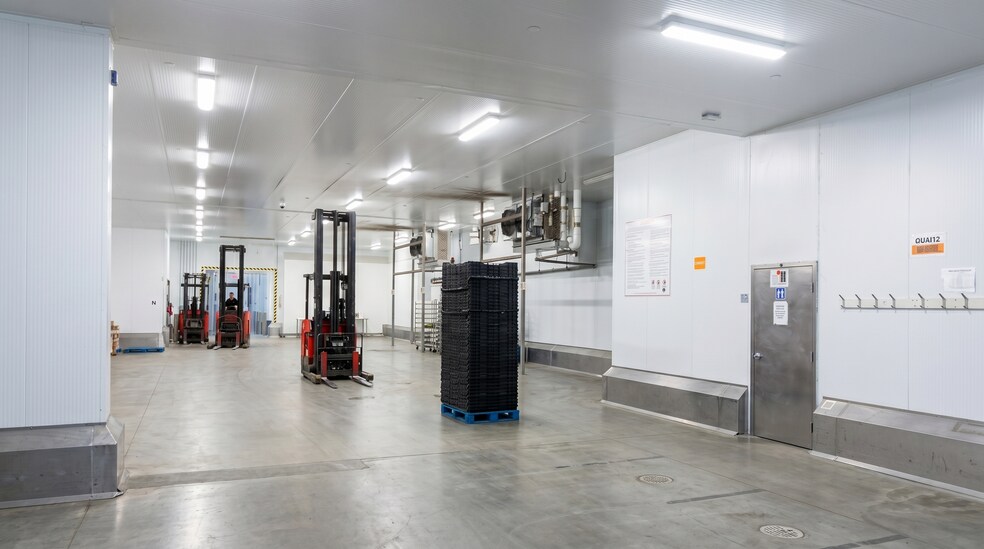 More Photos Of 2715 Rue de Reading, Montréal Distribution For Lease