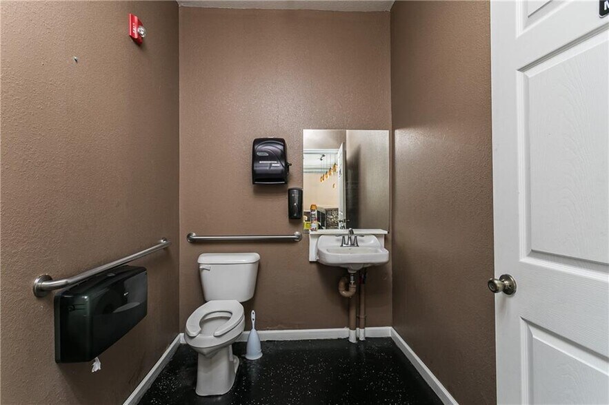 More Photos Of 3829 N Main St, Marion Storefront Retail Residential For Sale