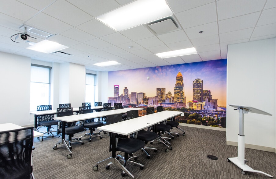 More Photos Of 129 W Trade St, Charlotte Office For Lease