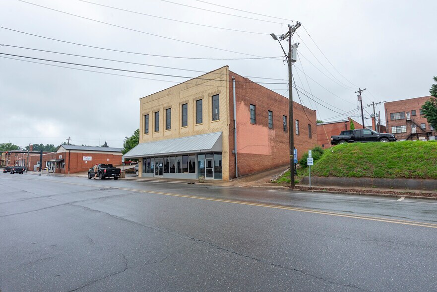 More Photos Of 34 N Logan St, Marion General Retail For Lease