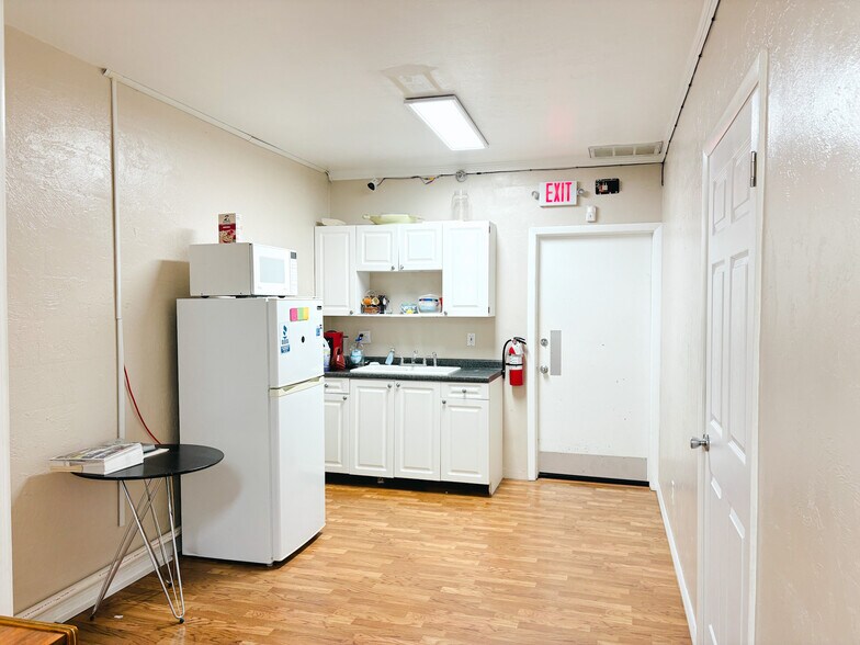 More Photos Of 12165 Metro Pky, Fort Myers Light Manufacturing For Sale