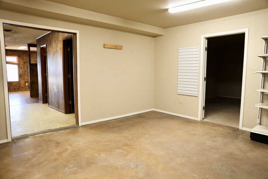 More Photos Of 1613 E Highway 350, Big Spring Light Manufacturing For Sale