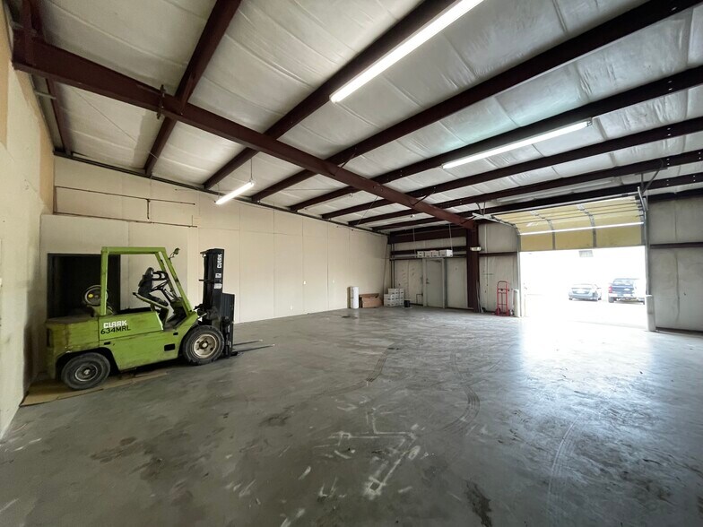 More Photos Of 11121 E Pine St, Tulsa Warehouse For Lease