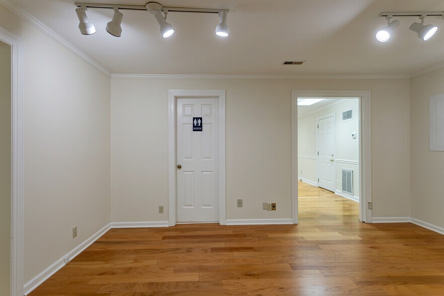 More Photos Of 644 W Iris Dr, Nashville Office For Lease