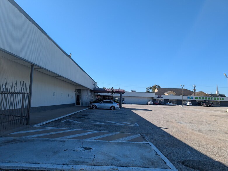 More Photos Of 100 E Little York Rd, Houston Unknown For Lease