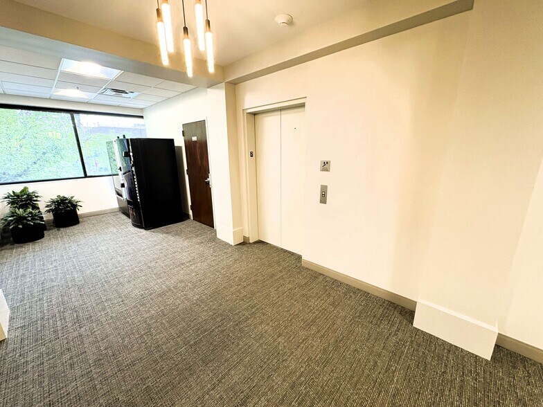 More Photos Of 9420-9450 Manchester Rd, Saint Louis Storefront Retail Office For Lease