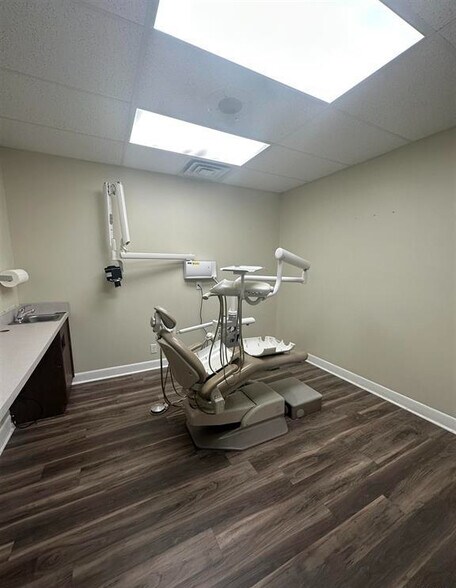 More Photos Of 101 S Rose St, Elmwood Office For Sale