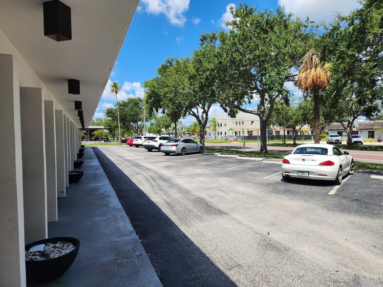 More Photos Of 2942-2958 1st Ave N, Saint Petersburg Office For Lease
