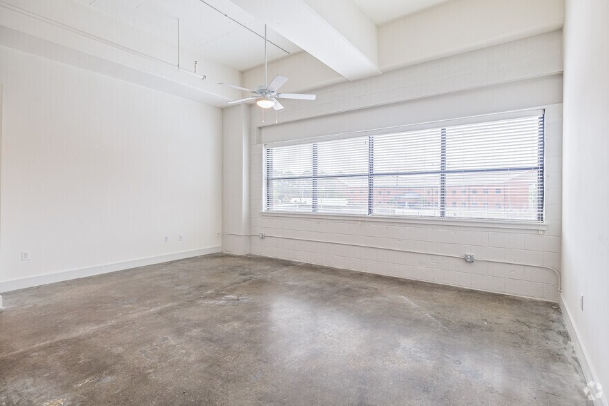 More Photos Of 120 Perry St, Petersburg Apartments For Lease