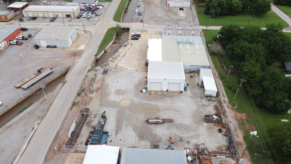 More Photos Of 1301 S 3rd St, Chickasha Distribution For Lease