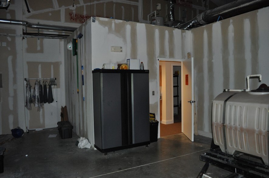 More Photos Of 612 Johnnie Dodds Blvd, Mount Pleasant Showroom For Lease