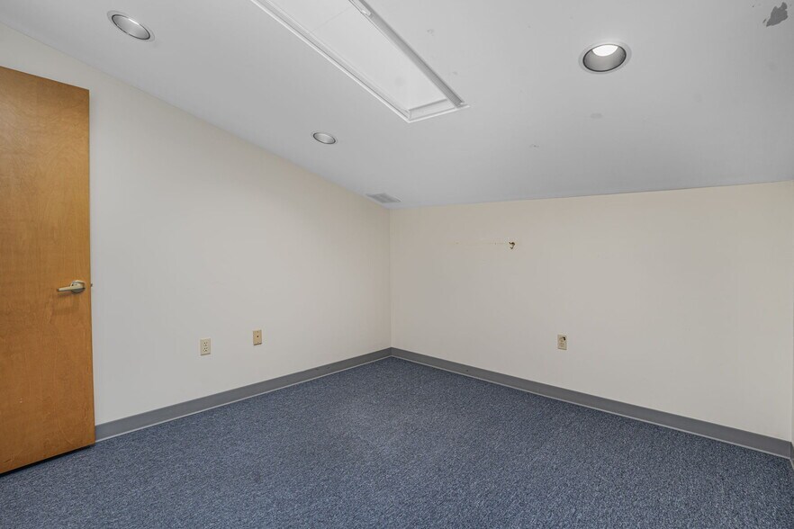 More Photos Of 24 Salt Pond Rd, Wakefield Medical For Sale