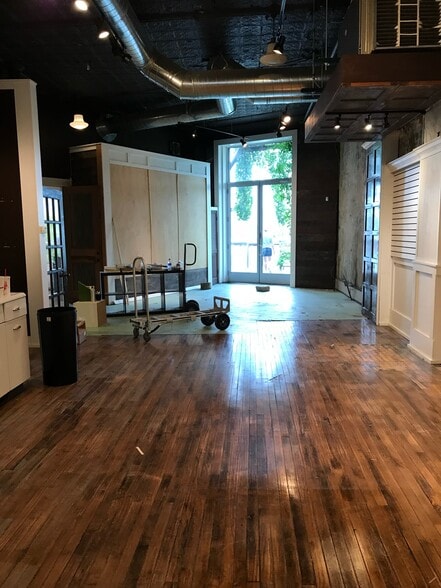 More Photos Of 910 -912 Military St, Port Huron General Retail For Sale