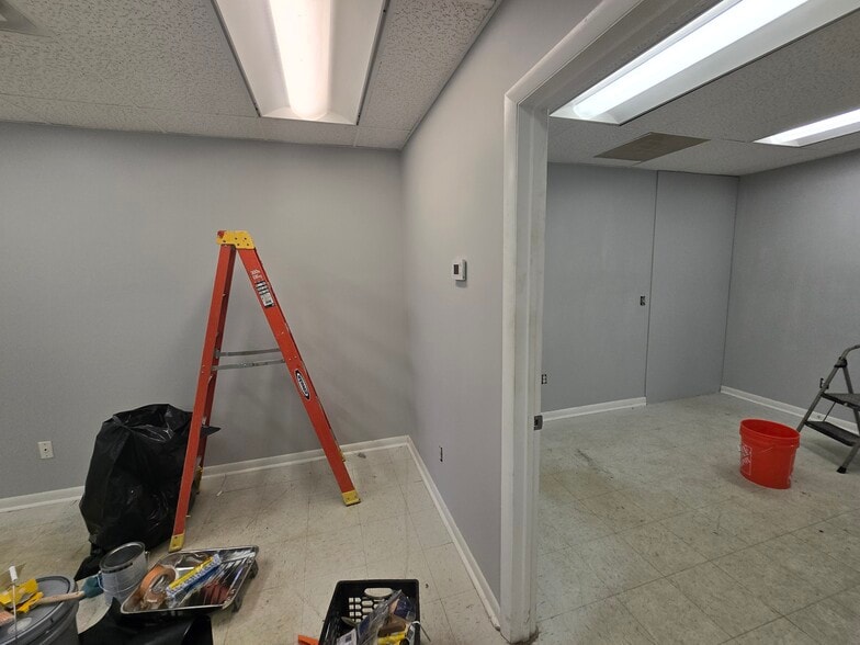 More Photos Of 14 Park Dr, Franklin Warehouse For Lease