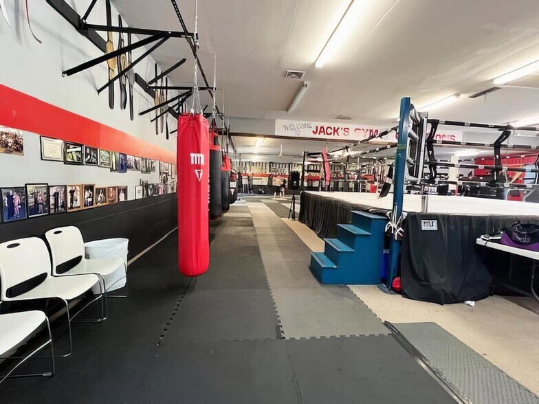 More Photos Of 106 Albe Dr, Newark Showroom For Sale