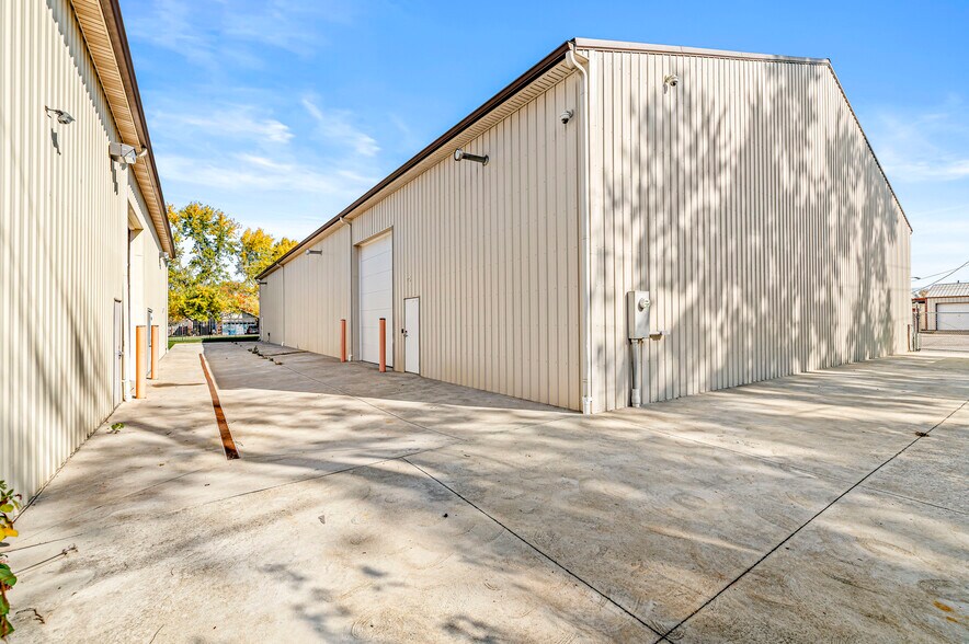 More Photos Of 2601 E 56th St, Indianapolis Research And Development For Lease