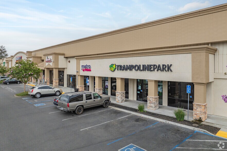 More Photos Of 1300-1360 W Main St, Turlock General Retail For Lease
