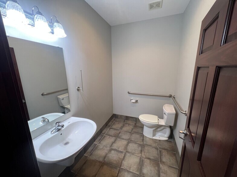 More Photos Of 1620 W Oak St, Zionsville Office For Lease