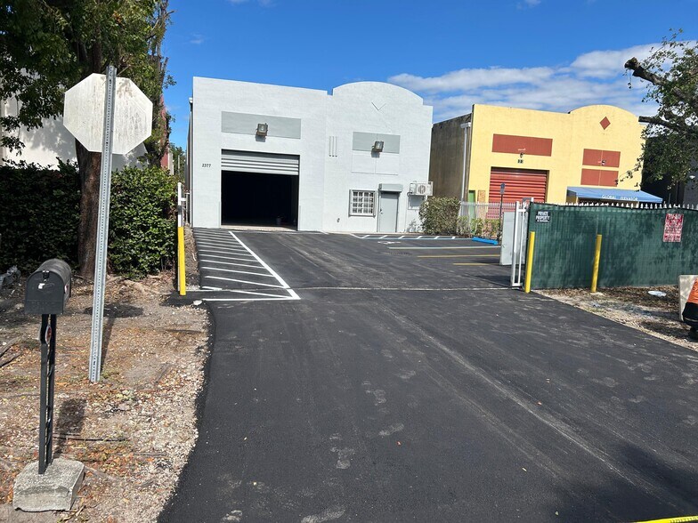 More Photos Of 2377 W 78th St, Hialeah Warehouse For Lease