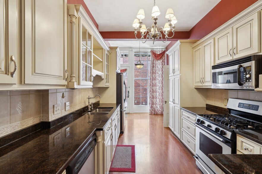 More Photos Of 118 S Walnut St, Troy Showroom For Sale