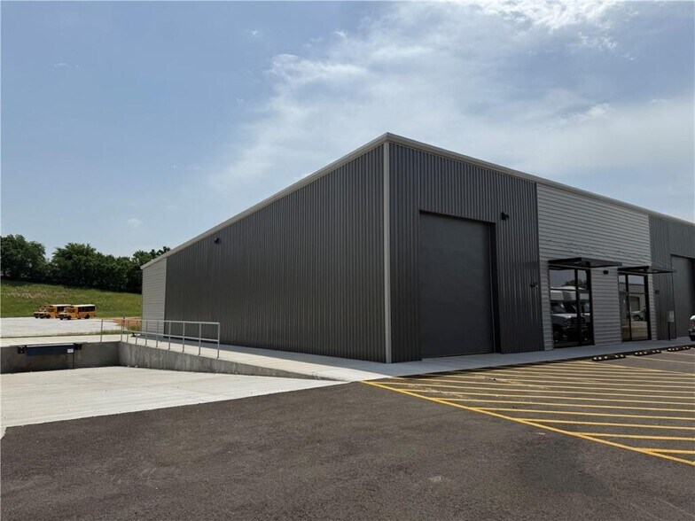 More Photos Of 164 Grading Ln, Cave Springs Flex For Lease