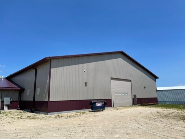 More Photos Of 170 W Circle Dr, Saint Charles Manufacturing For Lease