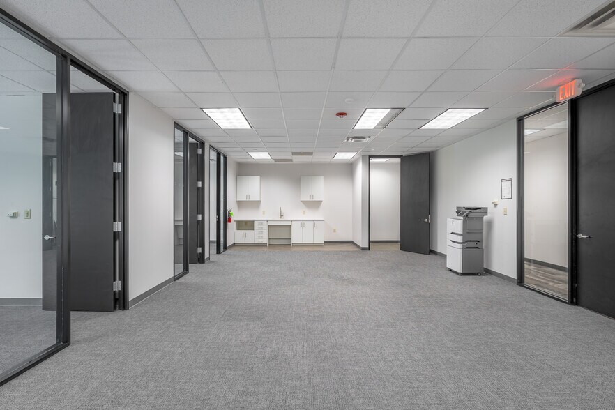 More Photos Of 1750 Valley View Ln, Dallas Office For Sale