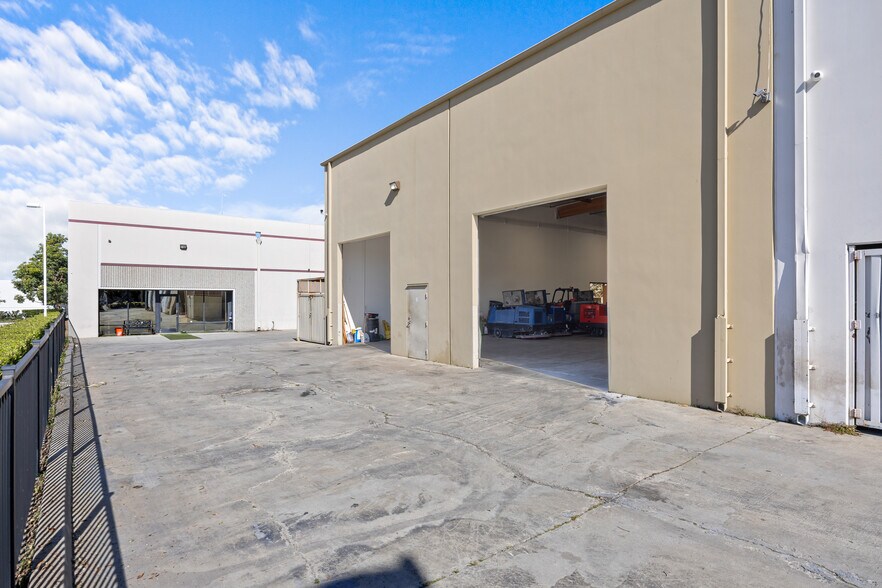 More Photos Of 3980 E Miraloma Ave, Anaheim Warehouse For Lease