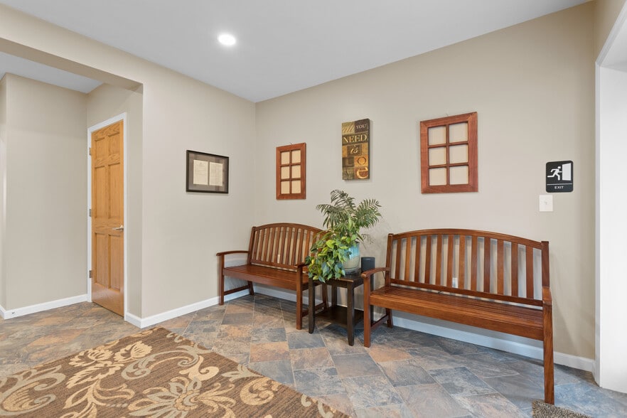 More Photos Of 218 Oak St, Grove City Office For Lease