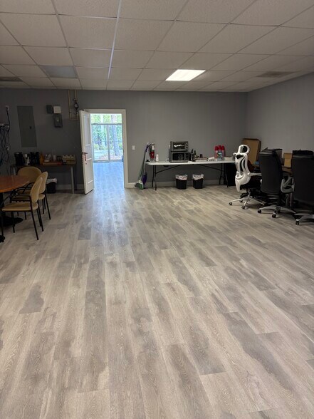 More Photos Of 3769 Acline Rd, Punta Gorda Showroom For Lease