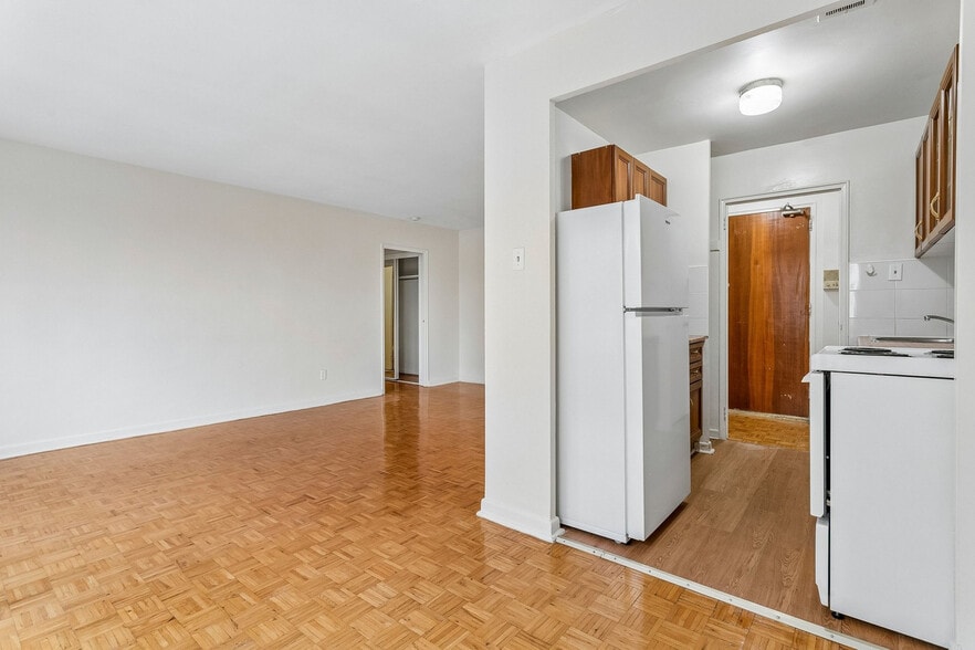 More Photos Of 391 Major Mackenzie Dr E, Richmond Hill Apartments For Sale